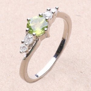 Prsten stříbrný s broušeným olivínem a zirkony Ag 925 011580 PD - 54 mm (US 7), 2,0 g