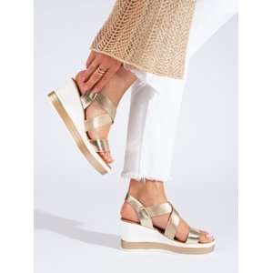 Trendy zlaté  sandály dámské na klínku