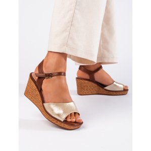 Moderní dámské  sandály zlaté na klínku