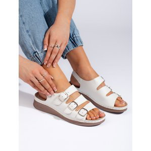Trendy dámské bílé  sandály na klínku