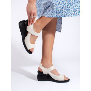 Pohodlné dámské  sandály bílé na klínku