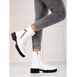 Designové  kotníčkové boty bílé dámské na plochém podpatku
