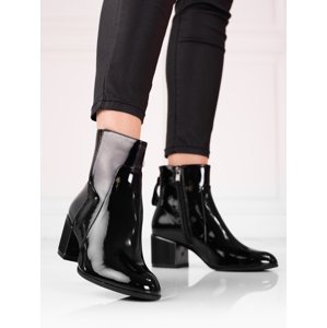 Klasické dámské černé  kotníčkové boty na širokém podpatku
