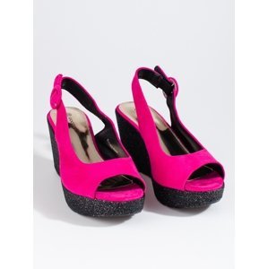 Zajímavé dámské růžové  sandály na klínku