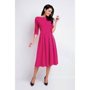 Krásné dámské šaty růžové barvy s rozšířenou sukní