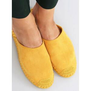 Semišové dámské pantofle žluté barvy s pletenou šňůrkou