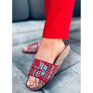 Zdobené dámské pantofle červené barvy