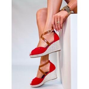 Červené dámské sandály na klínovém podpatku