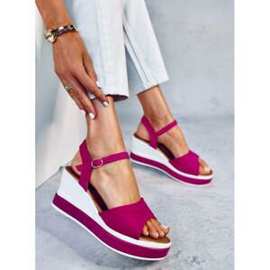 Semišové růžové sandály s klínovým podpatkem