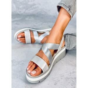 Lehké dámské sandály stříbrné barvy