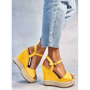 Dámské klínové sandály žluté barvy