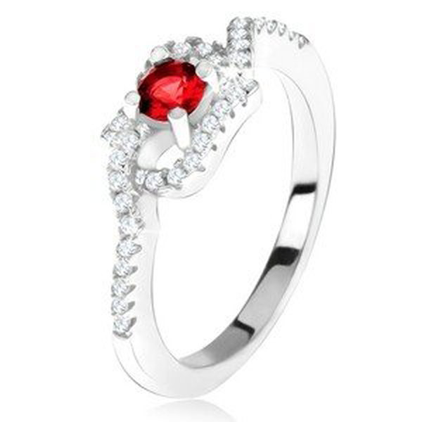 Stříbrný 925 prsten, červený kamínek, zatočená zirkonová ramena - Velikost: 58