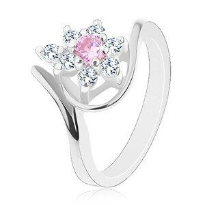 Lesklý prsten ve stříbrném odstínu, zahnutá ramena, růžovo-čirý kvítek - Velikost: 49