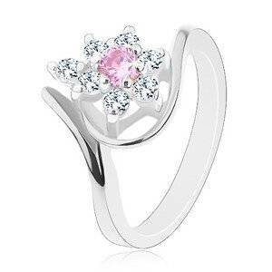 Lesklý prsten ve stříbrném odstínu, zahnutá ramena, růžovo-čirý kvítek - Velikost: 53