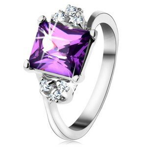 Lesklý prsten se stříbrnou barvou, obdélníkový fialový zirkon, drobné zirkonky  - Velikost: 52