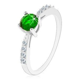 Stříbrný 925 prsten, lesklá ramena vykládaná čirými zirkonky, zelený zirkon - Velikost: 55