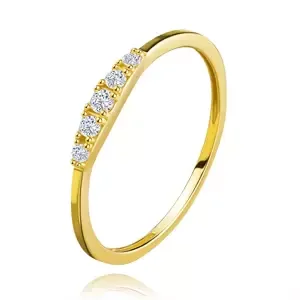 Prsten ze žlutého 9K zlata - řada vyvýšených zirkonů, tenká ramena - Velikost: 51