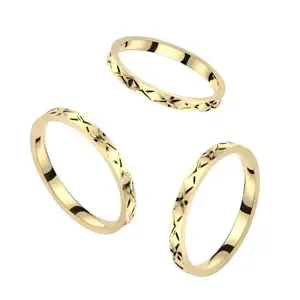 Prsten z nerezové oceli - gravírovaný vzor X, úzká ramena, zlatá barva - Velikost: 55