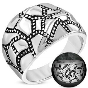 Mohutný ocelový prsten stříbrné barvy, zvlněný povrch, patinované pásy - Velikost: 64