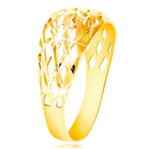 Prsten ze žlutého 14K zlata - mřížka z tenkých blýskavých linií, drobné zářezy - Velikost: 51