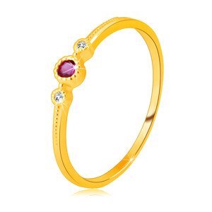 Prsten ze žlutého 14K zlata - červený rubín v objímce, kulaté zirkony, tečky - Velikost: 56