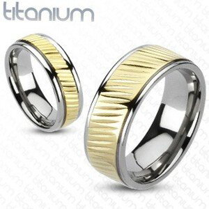 Prsten z titanu - pozlacený pás s diagonálním vroubkováním - Velikost: 65