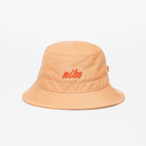 Klobouk Nike Apex Graphic Bucket Hat Amber Brown/ Bright Crimson M