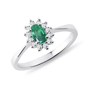 Prsten s oválným smaragdem a brilianty v bílém zlatě KLENOTA