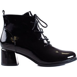Černé lakované kotníkové boty na podpatku 22-12072B/PAT Velikost: 40