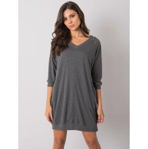 TMAVĚ ŠEDÉ MIKINOVÉ ŠATY S KAPSAMI RV-SK-7203.35P-DARK GRAY Velikost: S/M