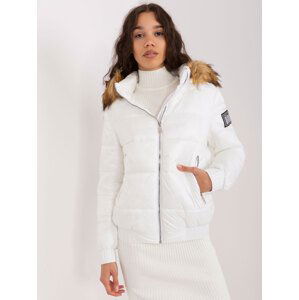 BÍLÁ PROŠÍVANÁ BUNDA S ODNÍMATELNOU KAPUCÍ NM-KR-TR8177.96P-WHITE Velikost: M