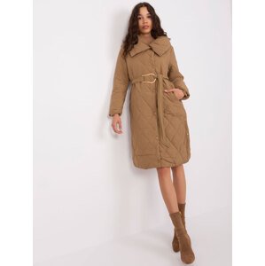 HNĚDÁ ZIMNÍ BUNDA S PÁSKEM NM-KR-TR8312.96P-CAMEL Velikost: M