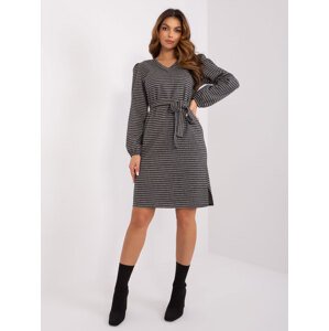 Černo-šedé vzorované mini šaty s páskem a výstřihem -LK-SK-509474.50P-grey-black Velikost: L/XL