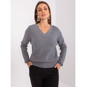 TMAVĚ ŠEDÝ SVETR S VÝSTŘIHEM PM-SW-PM895.40P-DARK GREY Velikost: M/L