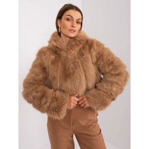 Světle hnědý krátký kožíšek s kapucí -AT-KR-2378.97P-camel Velikost: S/M