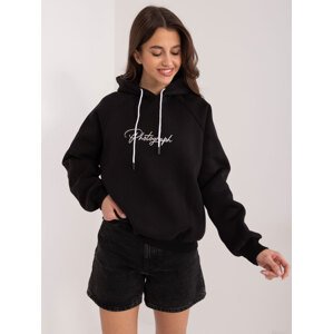 ČERNÁ MIKINA S KAPUCÍ A DROBNÝM POTISKEM RV-BL-8371.30-BLACK Velikost: ONE SIZE