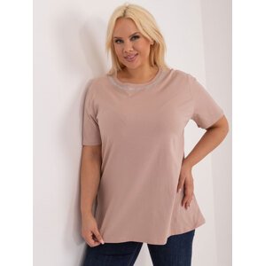 BÉŽOVÉ TRIČKO S APLIKACÍ ZA KRKEM PM-BZ-GW2380.54-BEIGE Velikost: 2XL