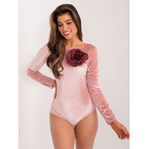 SVĚTLE RŮŽOVÉ VELUROVÉ BODY S KVĚTINOVOU BROŽÍ LK-BO-509557.83-LIGHT PINK Velikost: S