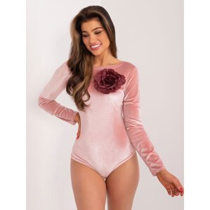 SVĚTLE RŮŽOVÉ VELUROVÉ BODY S KVĚTINOVOU BROŽÍ LK-BO-509557.83-LIGHT PINK Velikost: M