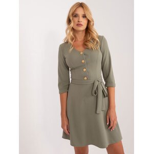 KHAKI KOKTEJLOVÉ ŠATY S PÁSKEM A OZDOBNÝMI KNOFLÍKY LK-SK-507785.65-KHAKI Velikost: 38