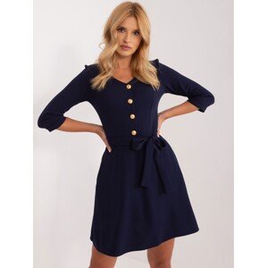 TMAVĚ MODRÉ KOKTEJLOVÉ ŠATY S PÁSKEM A 3/4 RUKÁVEM LK-SK-507785-1.55-DARK BLUE Velikost: 36