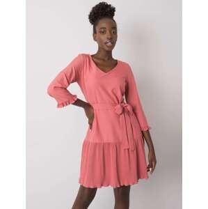 Korálové dámské šaty s plisovanou sukní LK-SK-507733.80P-pink Velikost: 40