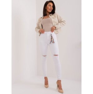 BÍLÉ SKINNY DŽÍNY S DÍRAMI NA KOLENOU PM-SP-J1273-1.68-WHITE Velikost: S