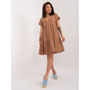 HNĚDÉ OVERSIZE MINI ŠATY S VÝSTŘIHEM DHJ-SK-6873.68-BROWN Velikost: ONE SIZE