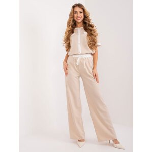 BÉŽOVÉ ŠIROKÉ LÁTKOVÉ KALHOTY S POSTRANNÍM PRUHEM LK-SP-509611.91-BEIGE Velikost: S/M