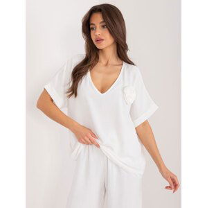 SMETANOVÁ ELEGANTNÍ OVERSIZE HALENKA S KVĚTINOU-DHJ-BZ-8368.02-ECRU Velikost: ONE SIZE