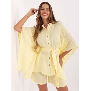 Světle žlutý letní dámský komplet s kimonovou košilí a kraťasy LK-KMPL-510072.68-light yellow Velikost: L/XL