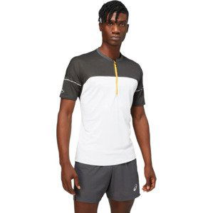 BÍLO-ŠEDÉ SPORTOVNÍ TRIČKO ASICS FUJITRAIL TOP TEE 2011B895-021 Velikost: M