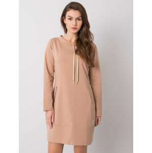 SVĚTLE HNĚDÉ MIKINOVÉ ŠATY S KAPSAMI RV-SK-6067.15X-CAMEL Velikost: S/M