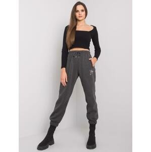 TMAVĚ ŠEDÉ TEPLÁKY LILY S NÁPISEM "YOUNG" RV-DR-7275.24P-DARK GREY Velikost: S/M